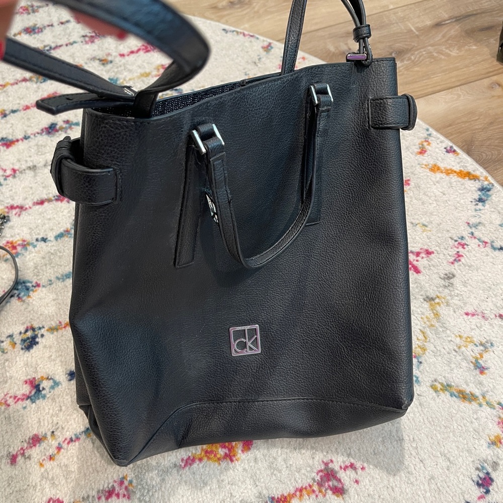 Calvin Klein Large hand/crossbody bag. - Picture 2 of 5